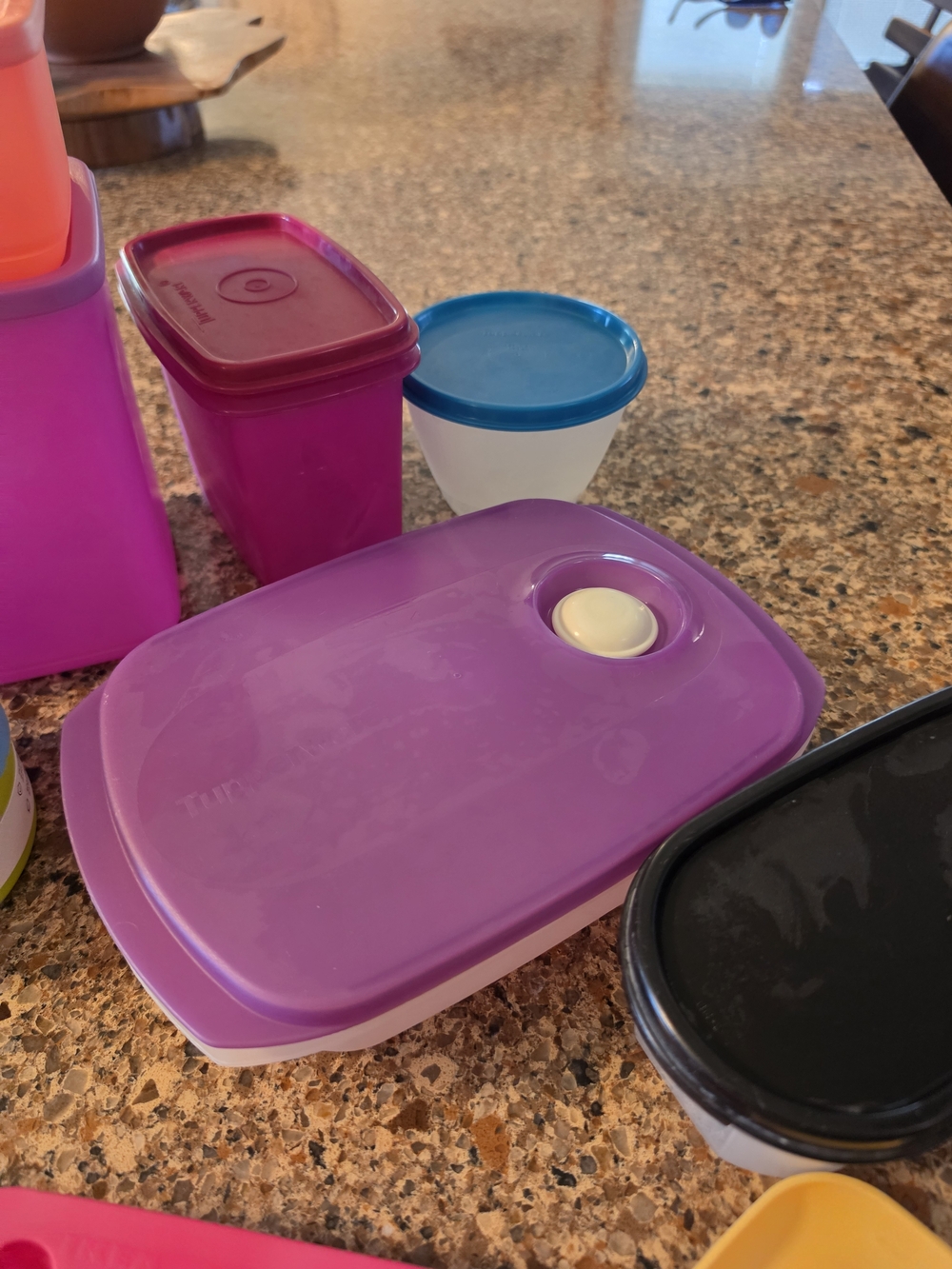 Assorted Tupperware - Picture 4 of 9